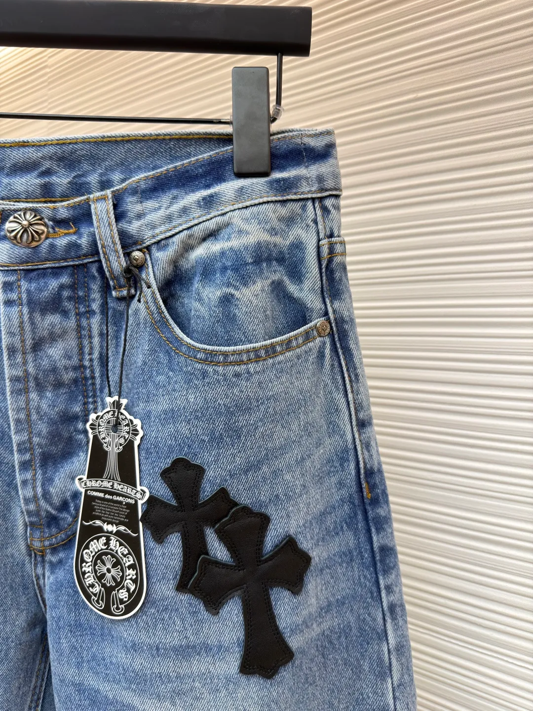 Chrome Hearts Cross Logo Jeans ●Item No.: 1682328-C10 ●Material: denim fabric ●Technology: Made with crinkled whiskering technology ●Color: blue ●Type: Fitted version ●Weight: about 775 grams ●Size: 28-30-32-34 ●Description: Customized textured dark bamboo rhyme cotton denim, fine texture, comfortable and close to the skin, matte indigo, a denim poem dyed with time The black cowhide cross patch is used as the anchor point. Every inch of touch hides untamed wildness. The right-angled outline of the cross expresses rebellion, forming a chaotic scene. The kraft paper and pocket logo iron plate on the rear waistband sway slightly with the swing of the body, adding a sense of movement and vitality. It interprets the perfect blend of retro and luxury. To make the pants an attitude statement when worn on the body, first customize 1:1 original denim material to stir-fry snowballs and stir-fry salt with a special corresponding solution. Add a certain amount of dye, soak the denim material in it to absorb the solvent, then scrub it and dry it to further fade and oxygenate. Use fried sand hand-rubbing technology to cause natural fading and wear on the surface of the denim material by processing it on a sand frying machine. Then, use special tools to physically damage the surface of the jeans by hand, maintaining the original texture and details while increasing its uniqueness. The rubbing and wrinkling whisker technology is combined with the gun-painted whisker technique. Manual rubbing is given first in specific areas to achieve a natural wrinkle effect. Then specific tools are used to draw the texture of the whisker shape. The visual effect is full, and the hole is made using the rotten edge hanging technology. The natural rotten edge effect is achieved by physical abrasion on the edge. Through the combination of high-temperature steam and sandpaper, the fiber hairiness and color difference are removed, giving the jeans a unique hole and wear effect. The overall wiring is straight and delicate, the fabric is comfortable and soft, and the color is consistent without color difference. It can be matched with the same style to create a fashionable look and control various occasions. Customized accessories, complete with three standards, same style for men and women!
